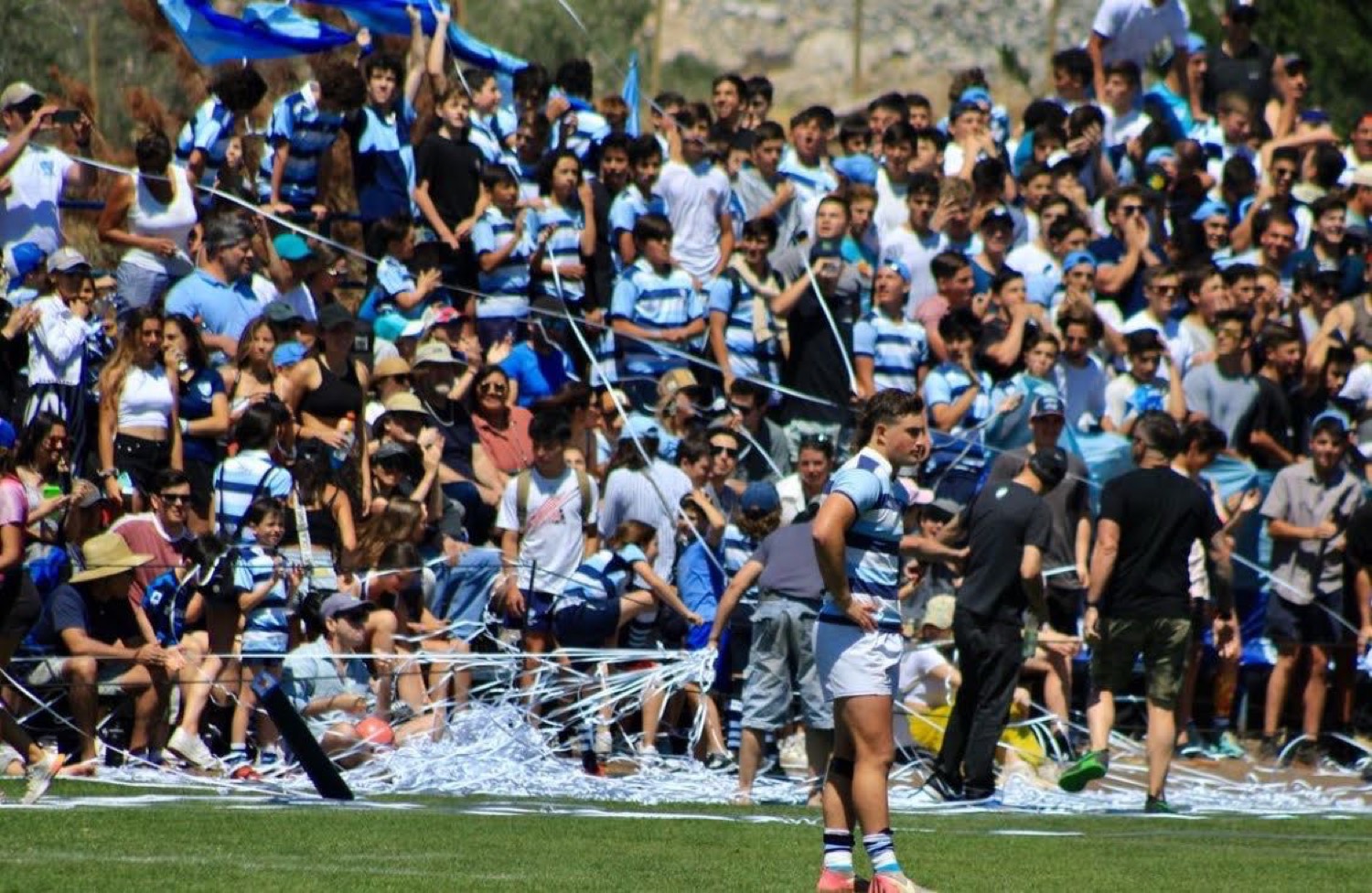 La barra de rugby alentando junto a la cancha
