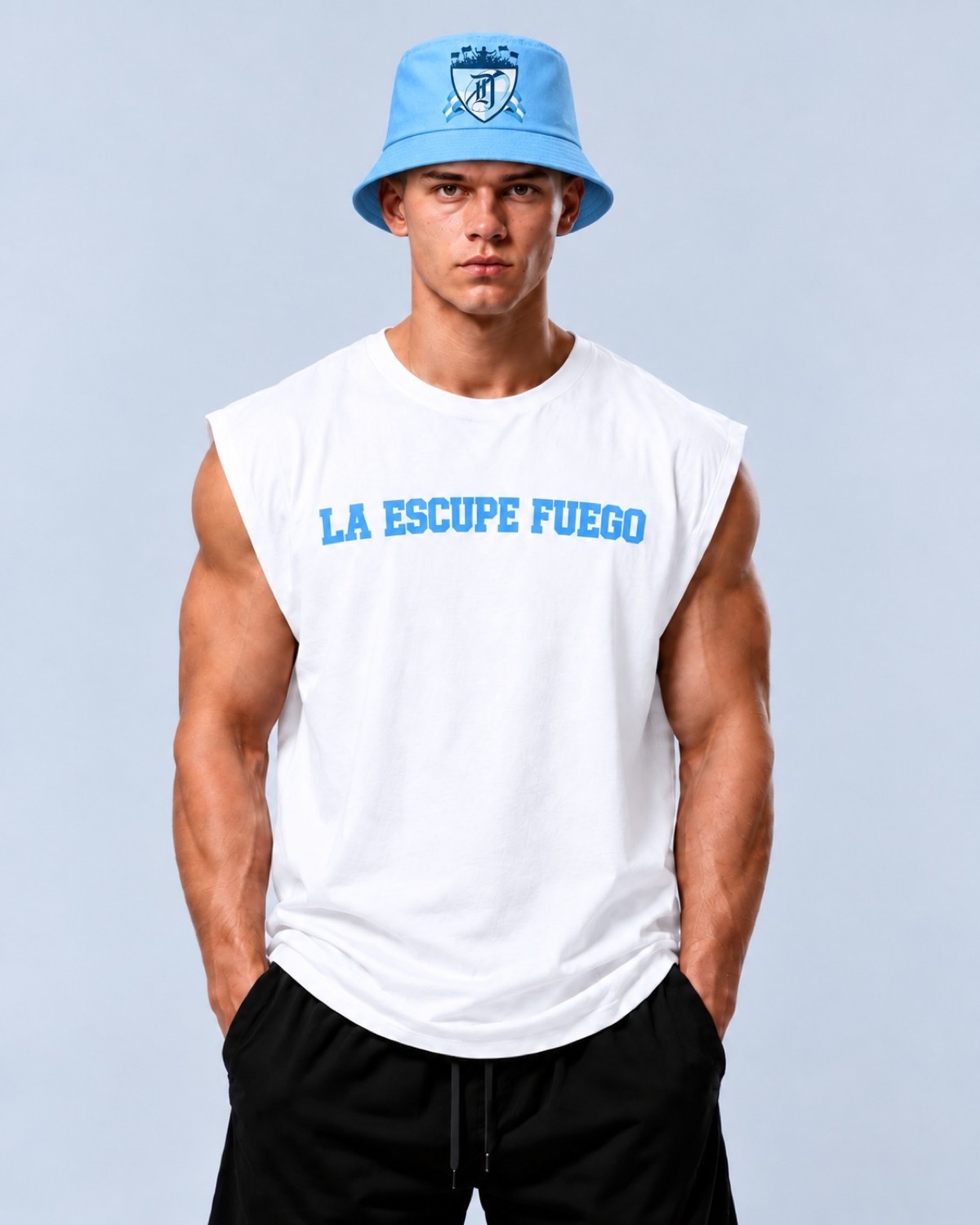 Hincha de La Escupefuego con la polera y el piluso